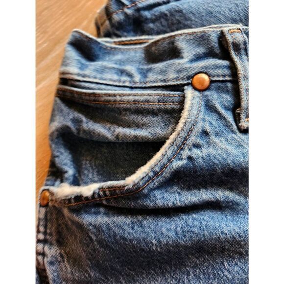 Distressed Soft Vintage Wranglers 32 x 32 - Picture 5 of 9